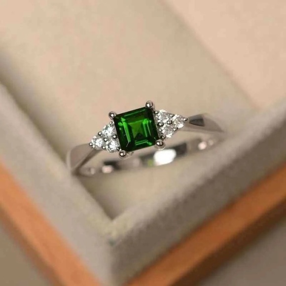 Jewelry - Emerald Ring
